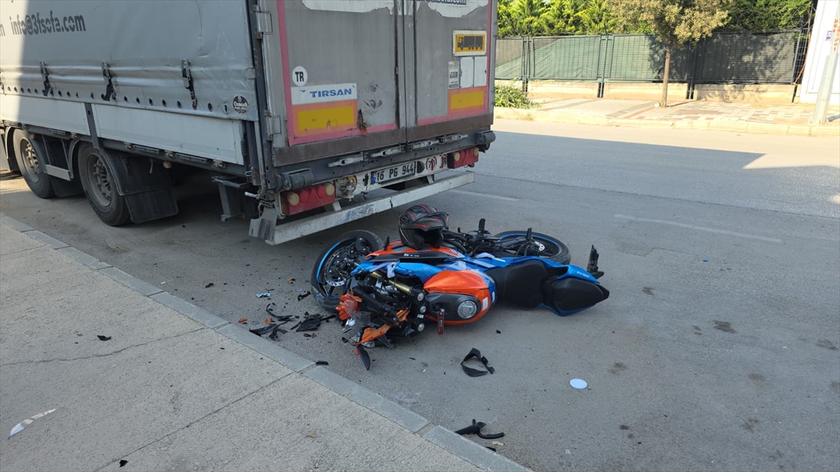 Bursa'da park halindeki tıra çarpan motosikletin sürücüsü ağır yaralandı