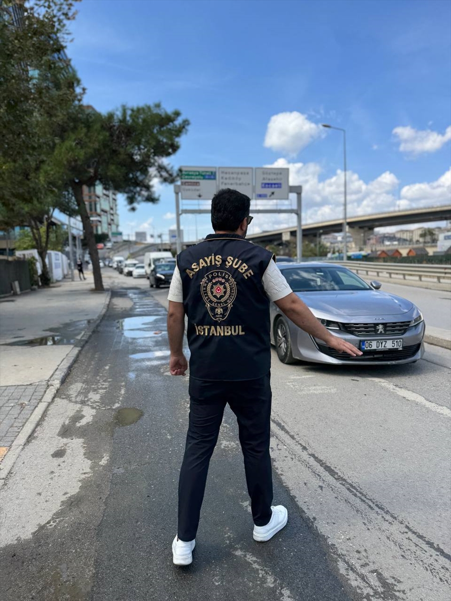 Kadıköy'de okul çevresinde yapılan denetimlerde 2 şüpheli gözaltına alındı