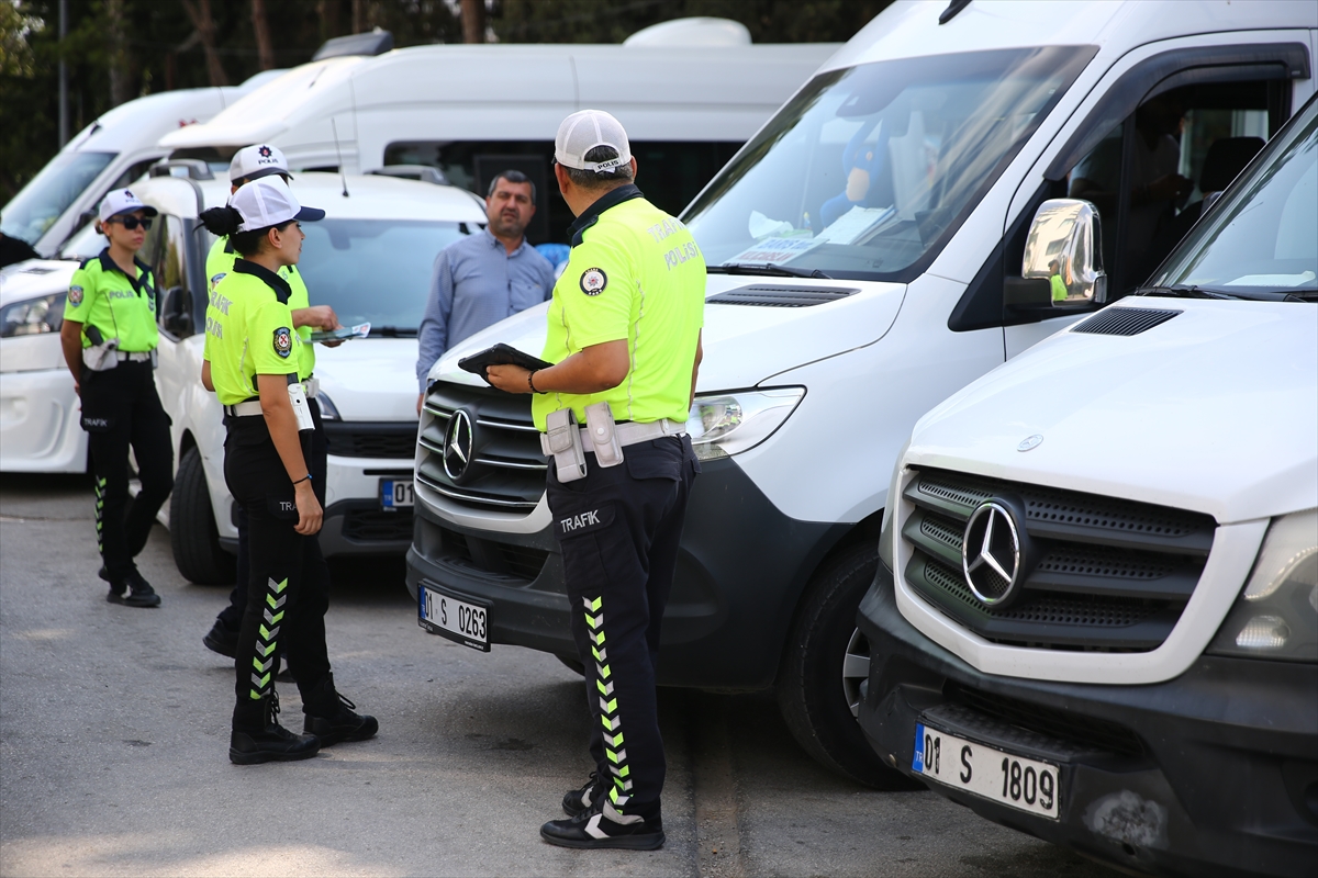 Adana'da trafik polisleri okul servislerinde denetim yaptı