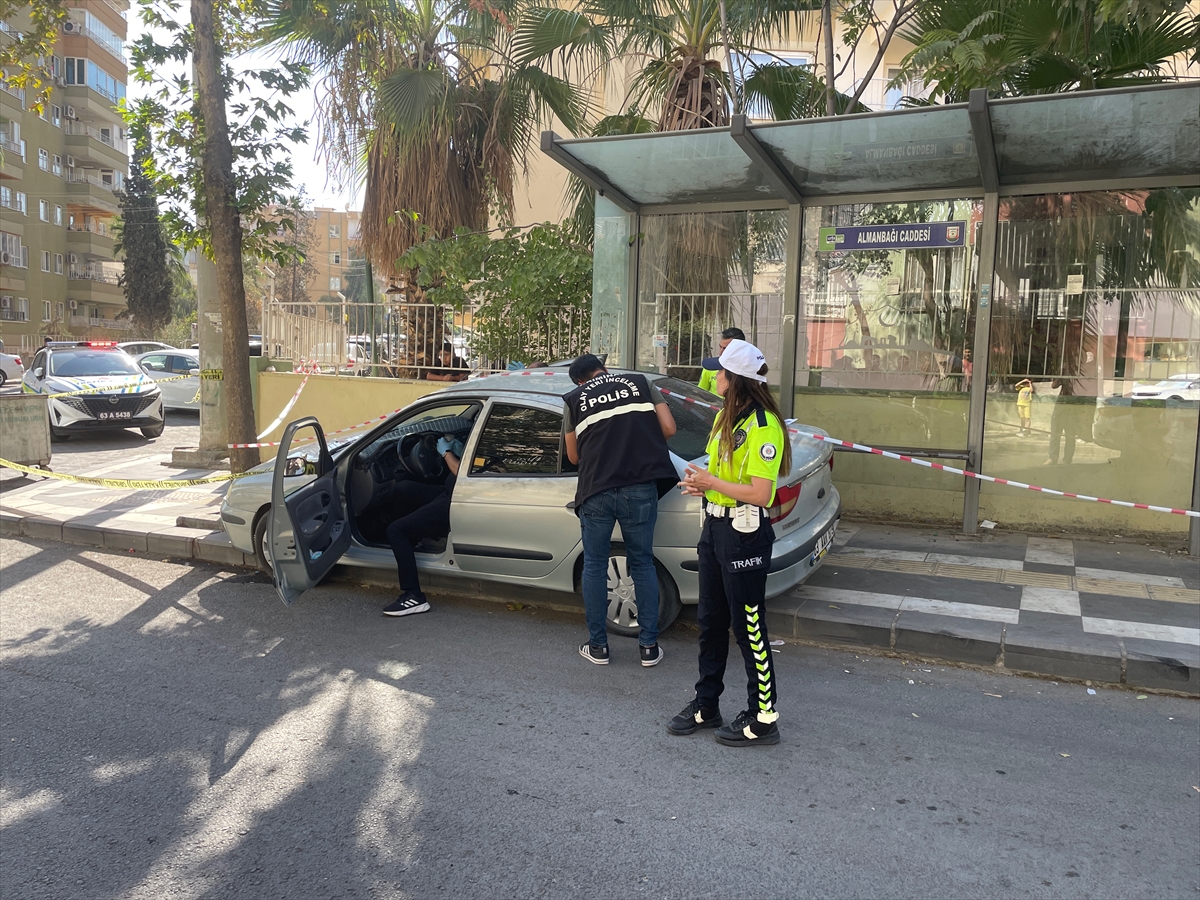 Şanlıurfa'da otomobil durakta bekleyen anne ve çocuklarına çarptı