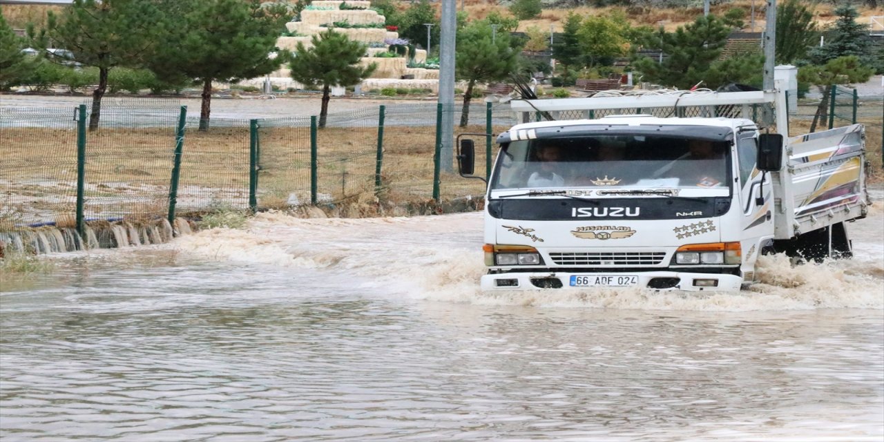 Etkili olan sağanak, cadde ve yollarda su birikintilerine yol açtı, trafik aksadı