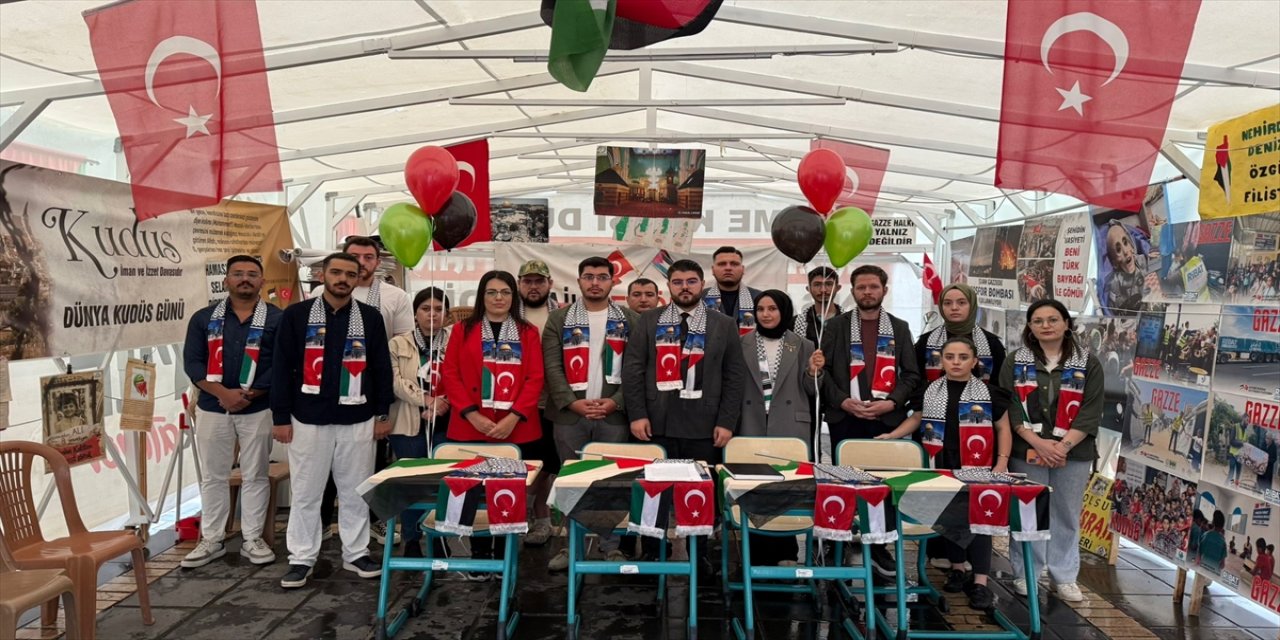 AK Parti Gençlik Kolları, Gazze'de öldürülen çocuklar için "Boş Sıralar" etkinliği düzenledi