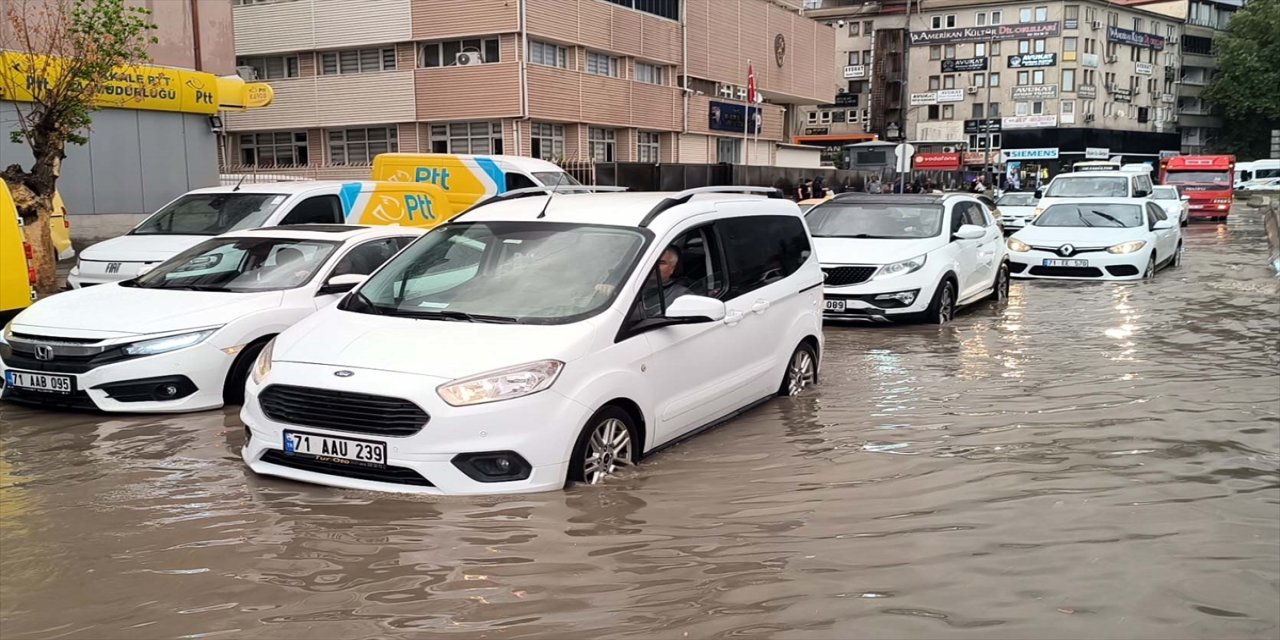 Kırıkkale’de aniden bastıran sağanak hayatı olumsuz etkiledi