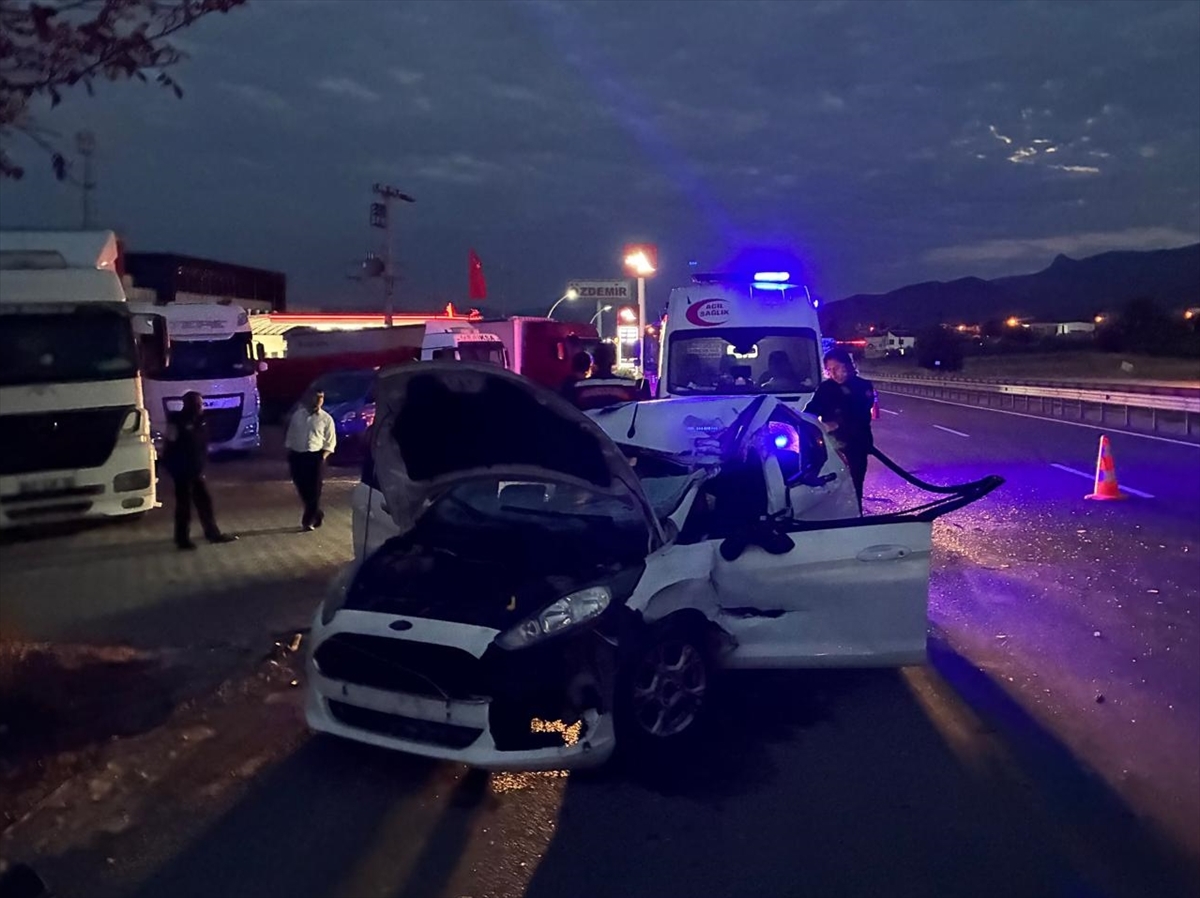 Sakarya'da tıra çarpan otomobildeki 1 kişi öldü, 1 kişi yaralandı