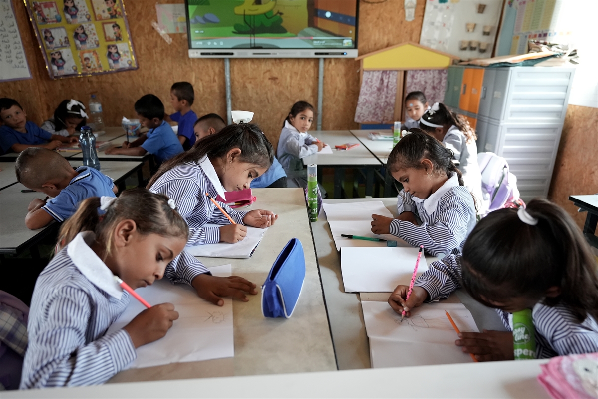 İşgal altındaki Batı Şeria'da okullar İsrail'in engelleri ve mali krize rağmen kapılarını öğrencilere açtı