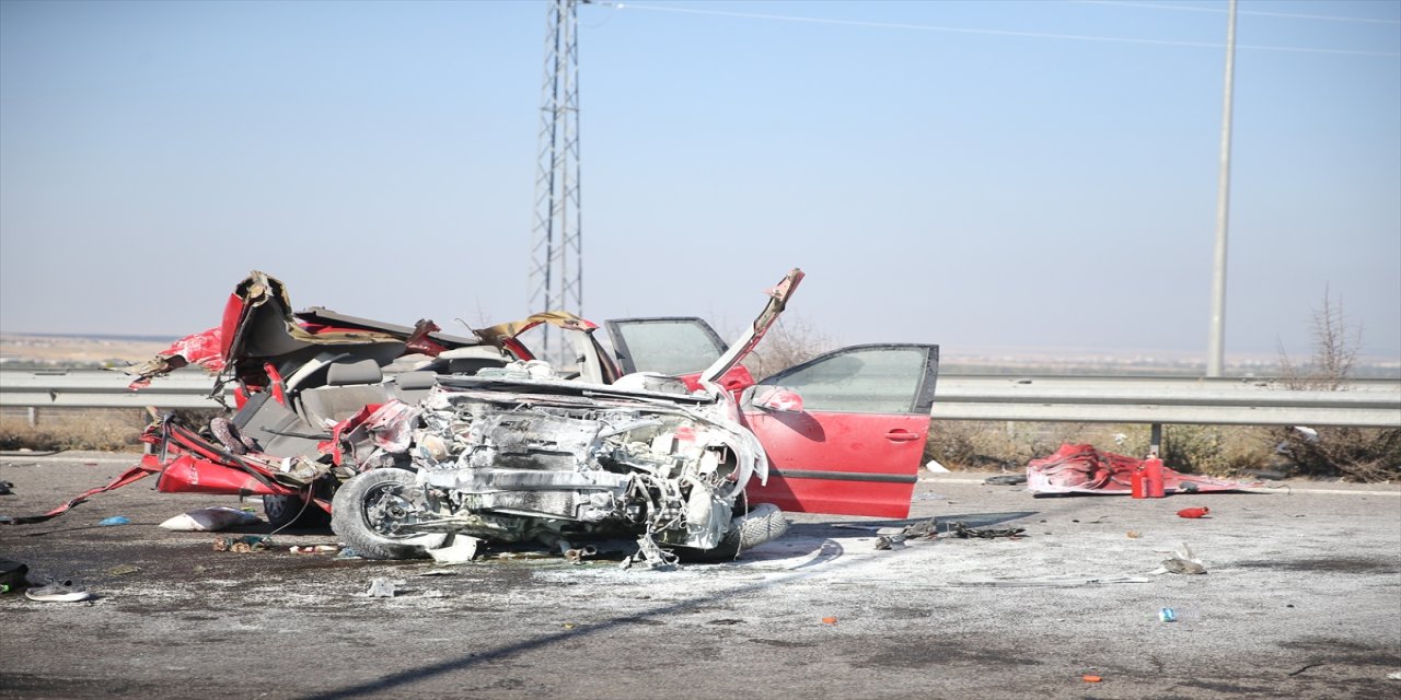 Niğde’de otomobil tıra çarptı: 3 ölü, 2 yaralı