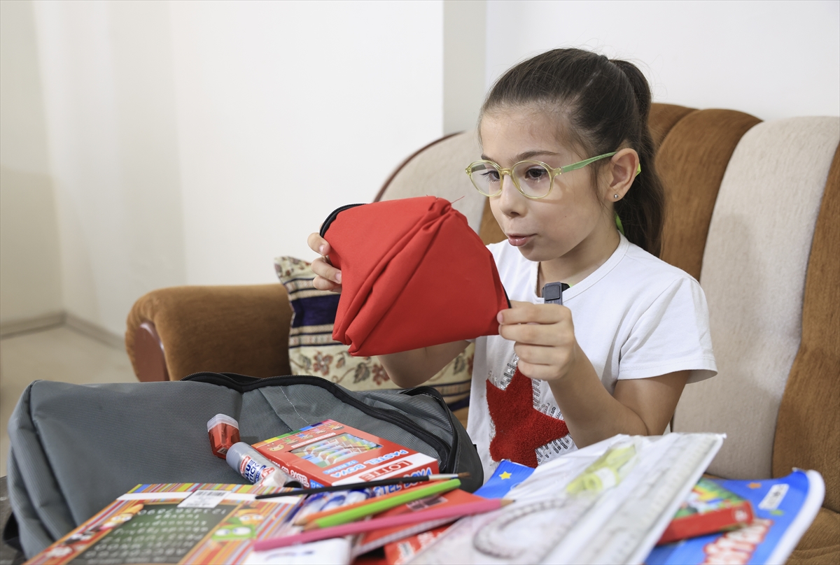 Türk Kızılay, deprem bölgesinde 7 bini aşkın öğrenciye kırtasiye seti dağıttı