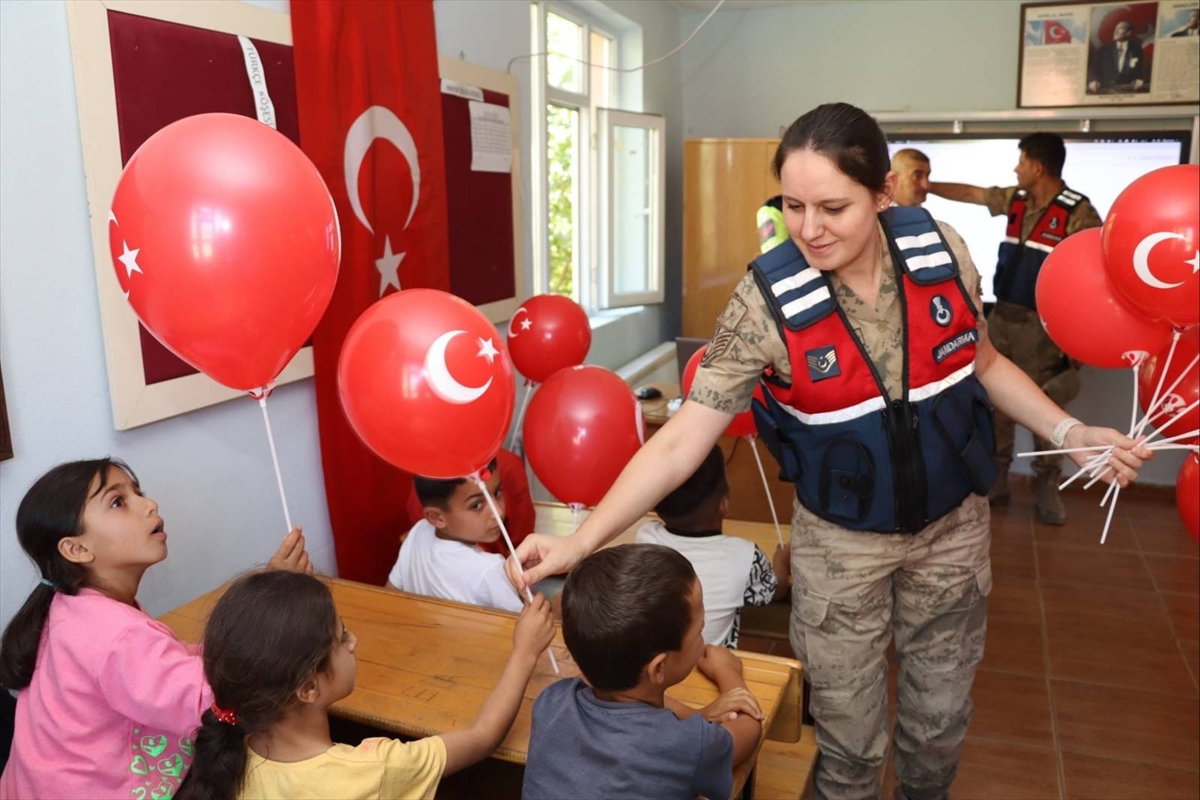 Muş'ta jandarma ekipleri etkinliklerle çocukları mutlu etti