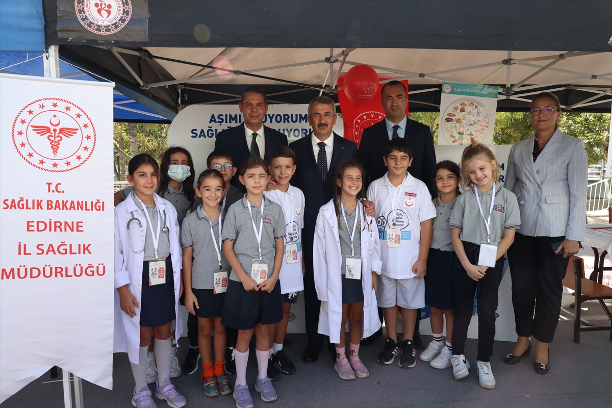 Edirne'de "sağlık elçisi" ilkokul öğrencileri, arkadaşlarına kalp masajını ve Heimlich manevrasını öğretti