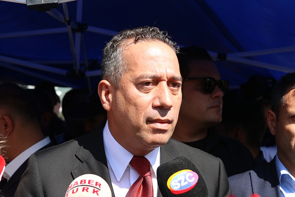 CHP il yönetimine atanan geçici kuruldaki Şen ve Narsap CHP İstanbul İl Başkanlığına geldi