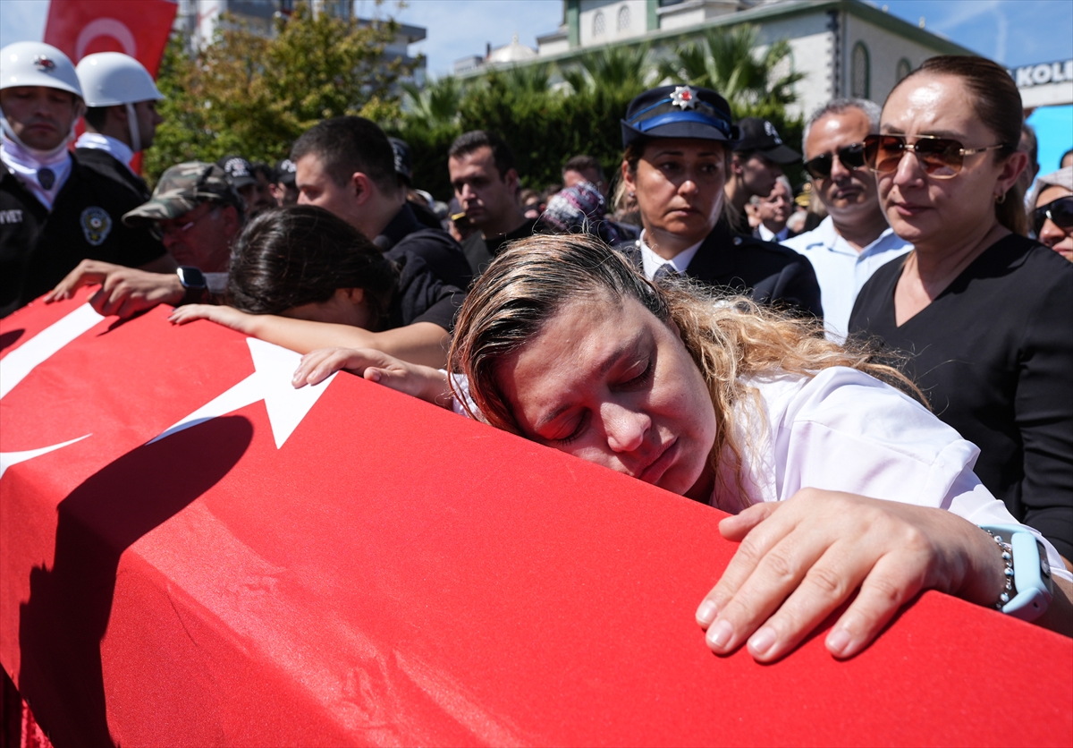 İzmir'de polis merkezine silahlı saldırıda şehit polisler son yolculuğuna uğurlandı