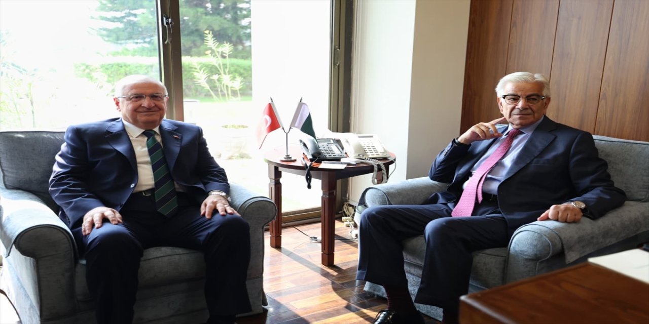 Milli Savunma Bakanı Güler, Pakistanlı mevkidaşı Asif ile bir araya geldi