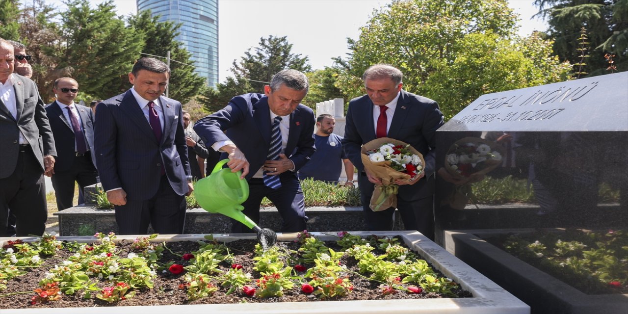 Özgür Özel, CHP’nin 102. yılı dolayısıyla Öymen ve İnönü’nün mezarlarını ziyaret etti