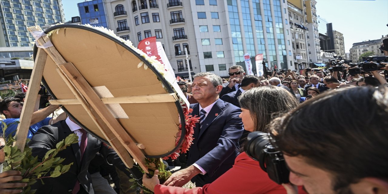 CHP Genel Başkanı Özgür Özel Taksim’de 102. yıl töreninde üyeleri birlik ve demokrasiye sahip çıkmaya çağırdı