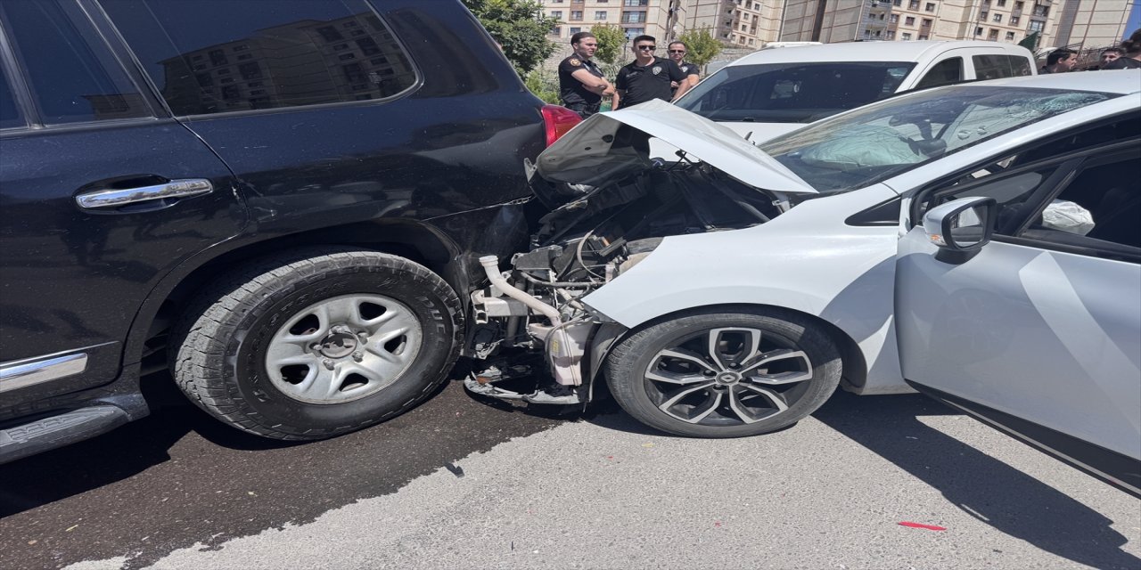 Şırnak’ta iki otomobil çarpıştı: 1’i çocuk 3 kişi yaralandı, yol kısa süreliğine ulaşıma kapandı