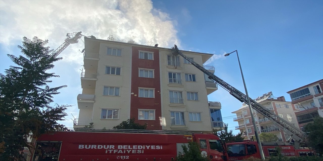 Burdur’da 4 katlı apartmanın çatısında çıkan yangın hasara yol açtı, 1 kişi itfaiye tarafından kurtarıldı