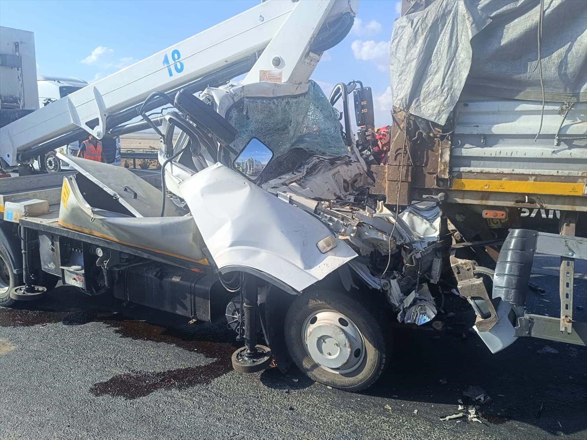 Kahramanmaraş'ta tıra arkadan çarpan sepetli vincin sürücüsü öldü