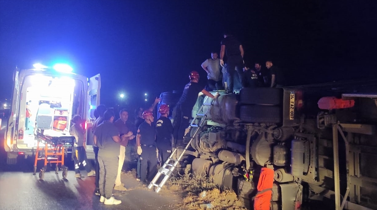 Balıkesir'de devrilen tırın sürücüsü yaralandı