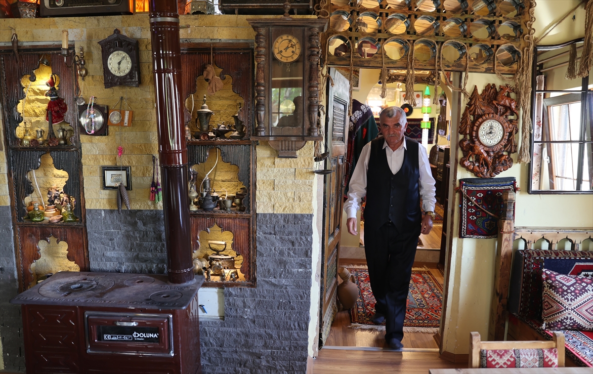 Emekli zabıta amiri, 40 yıldır biriktirdiği antikaları müze gibi evinde sergiliyor