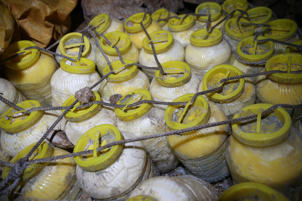 Adıyamanlı köylüler kışlık yiyeceklerini geleneksel yöntemle mağarada saklıyor