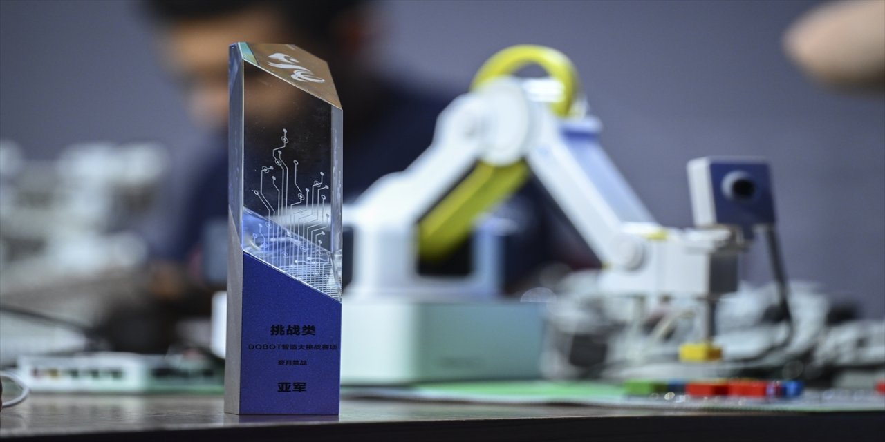 Bahçelievler AİHL öğrencileri, Çin’deki Dünya Robot Yarışması’nda geliştirdikleri robot kolla dünya ikincisi oldu