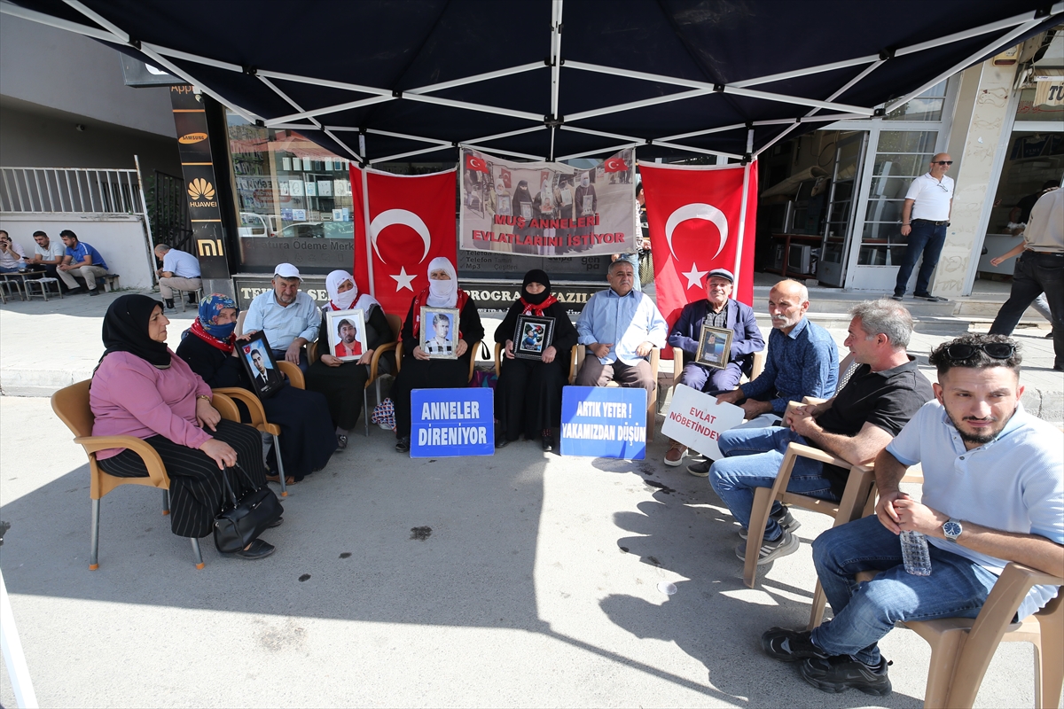 Muş'ta evlatlarına kavuşmak isteyen aileler, DEM Parti önündeki eylemlerini sürdürdü