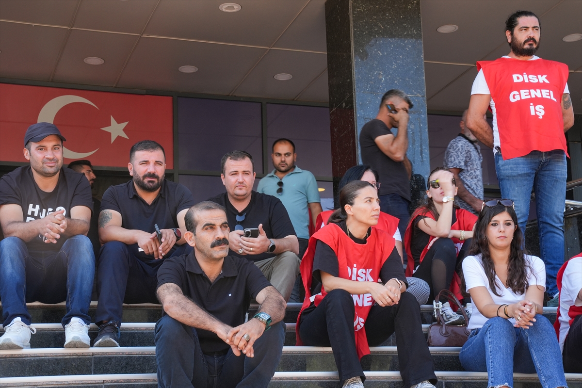 İzmir'de Buca ve Karşıyaka belediyelerinin çalışanları iş bırakma eylemlerini sürdürdü