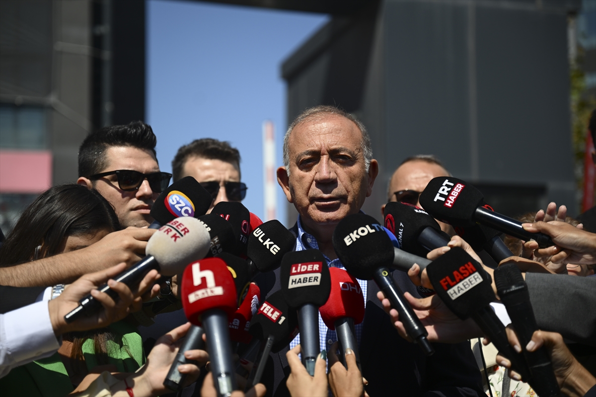 CHP Genel Başkan Yardımcısı Özçağdaş'tan partisinin Sarıyer'deki il binası önünde açıklama