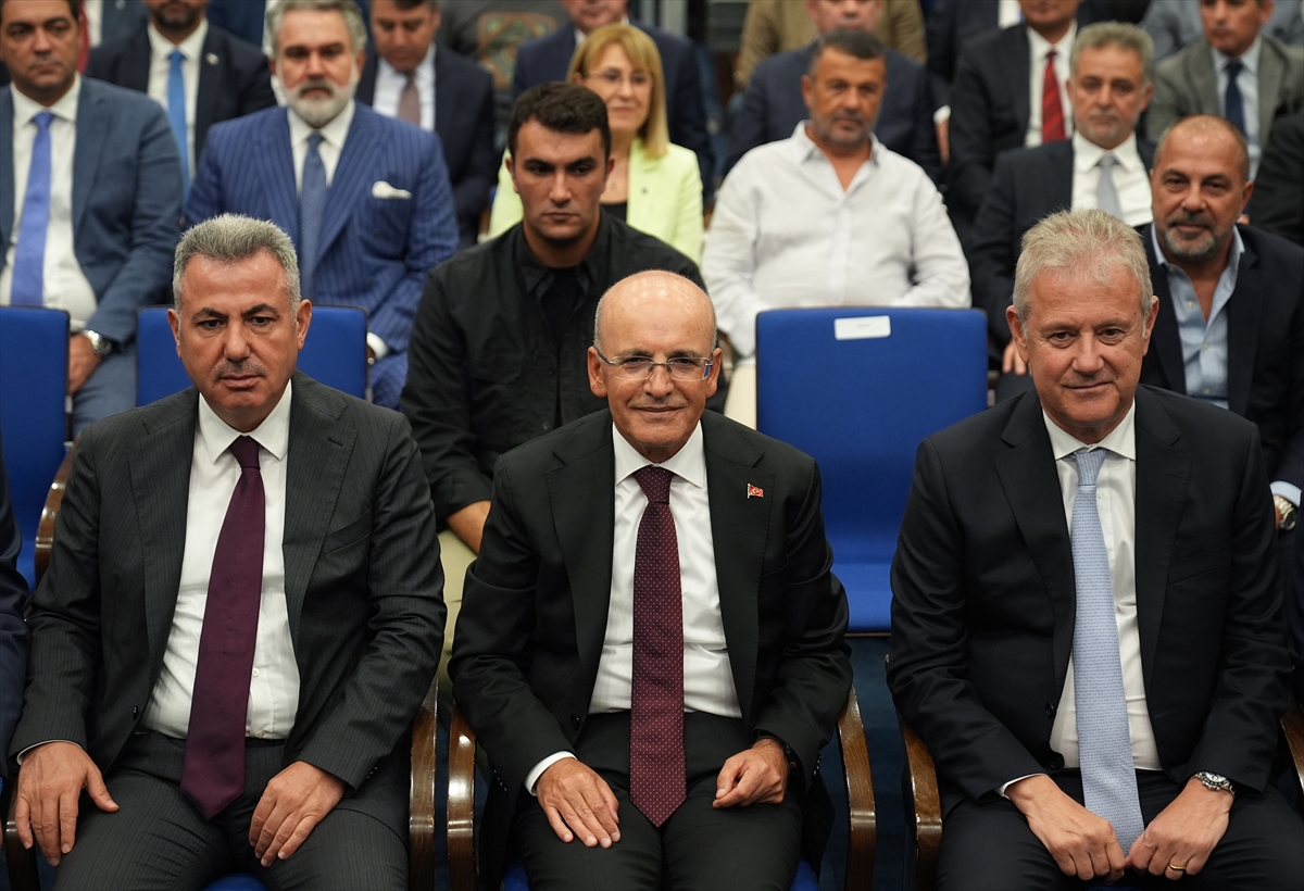 Hazine ve Maliye Bakanı Mehmet Şimşek, İzmir'de iş insanlarıyla buluştu