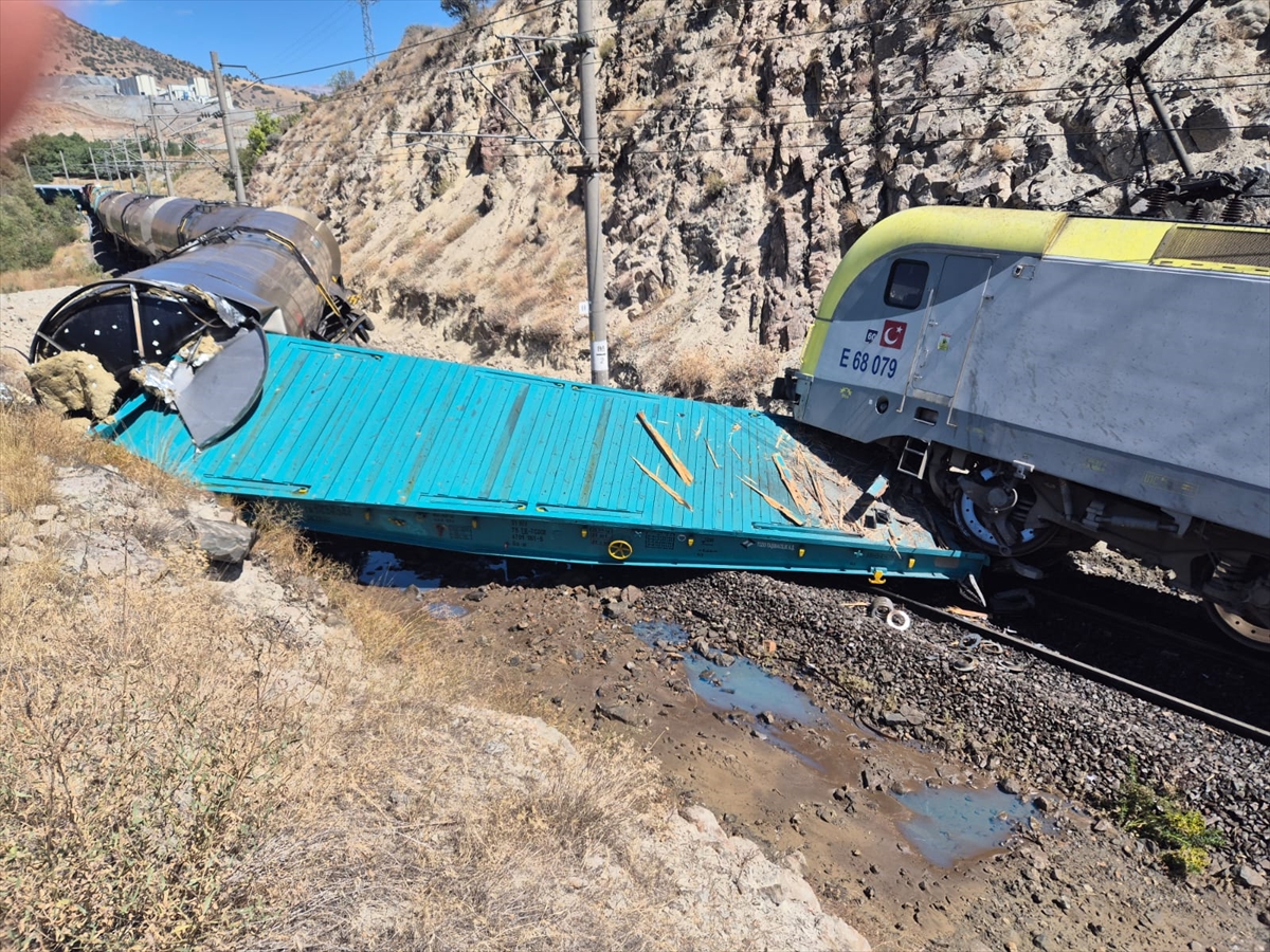 Malatya'da iki yük treninin çarpıştığı kazada makinist yaralandı