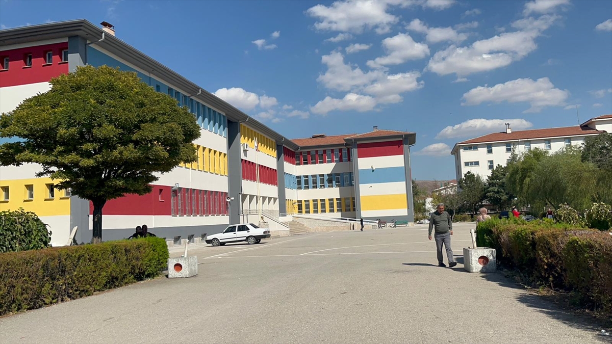 Aksaray'da okul müdürü okulun bahçesinde darbedildi