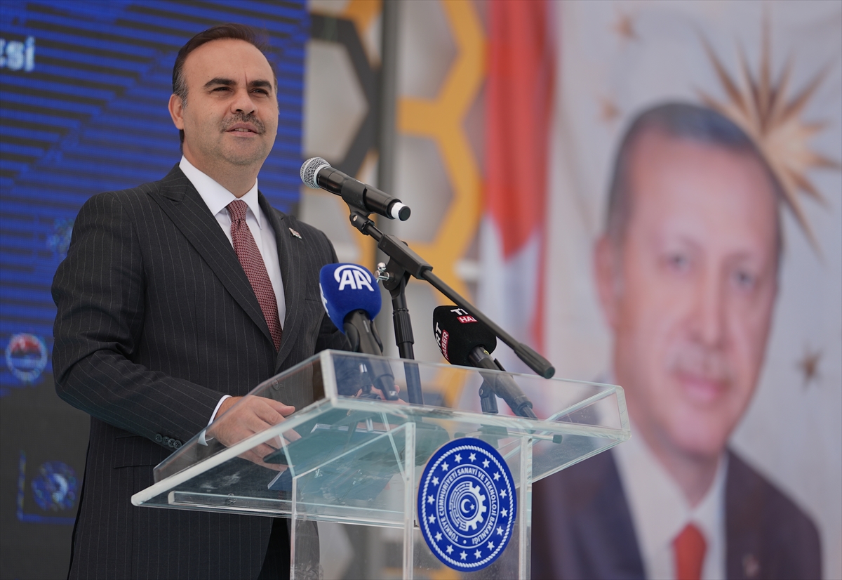 Ateş çemberinin ortasında güven ve istikrarın abidesi bir Türkiye var