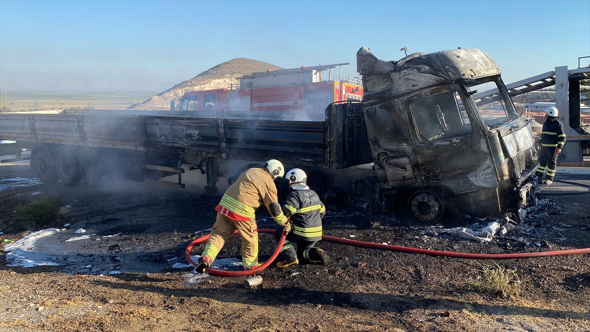 Hatay'da seyir halindeki tırda çıkan yangın söndürüldü