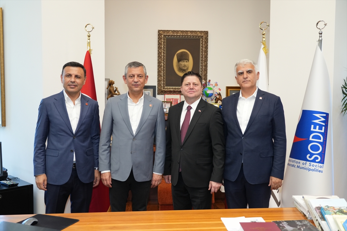 CHP Genel Başkanı Özel'den Kadıköy Belediyesi'ne ziyaret