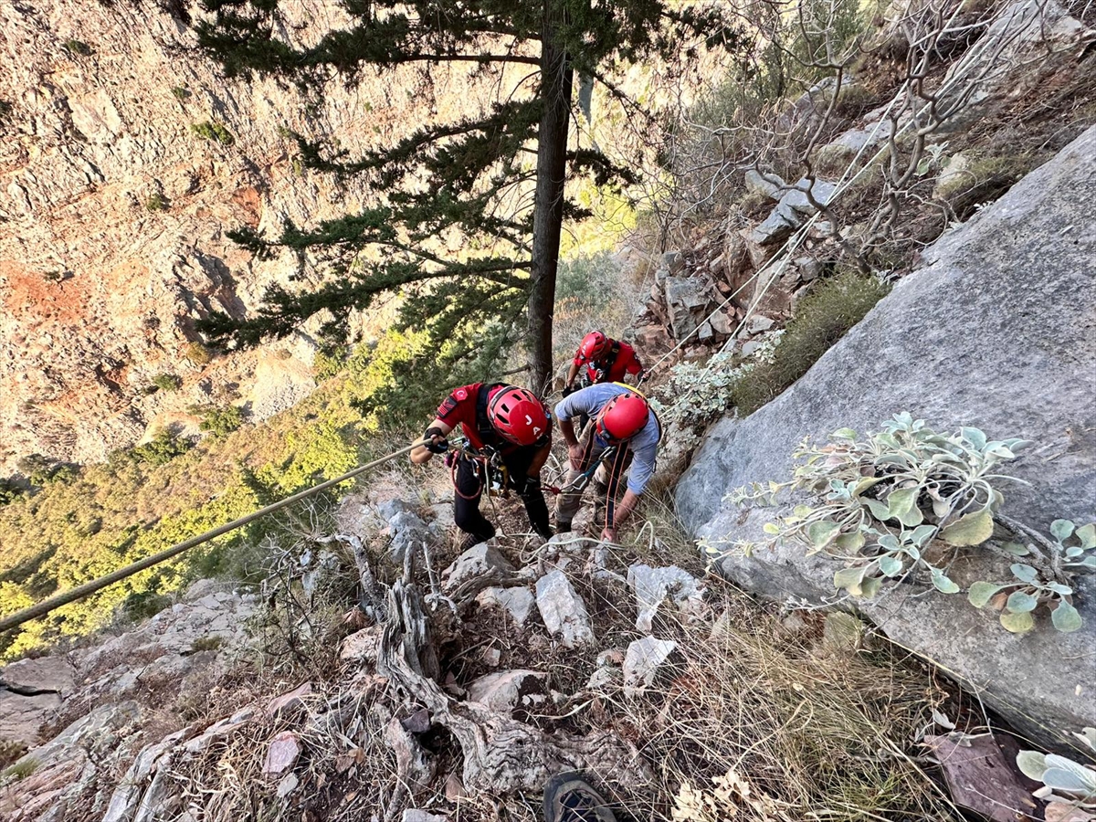 Fethiye'de kayalıklarda mahsur kalan Alman turist kurtarıldı