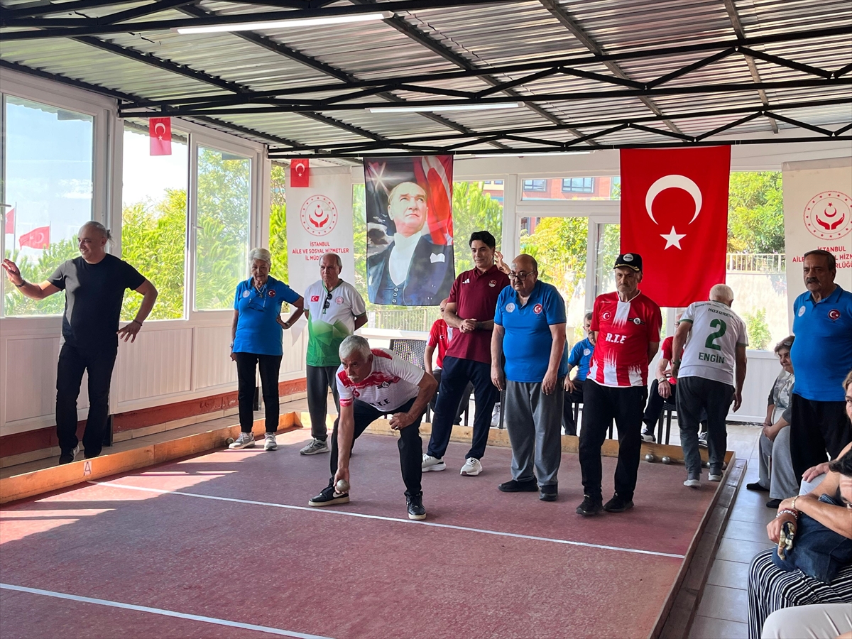 İstanbul'da düzenlenen Huzurevleri Arası Bocce Turnuvası'nda şampiyonlara kupaları verildi