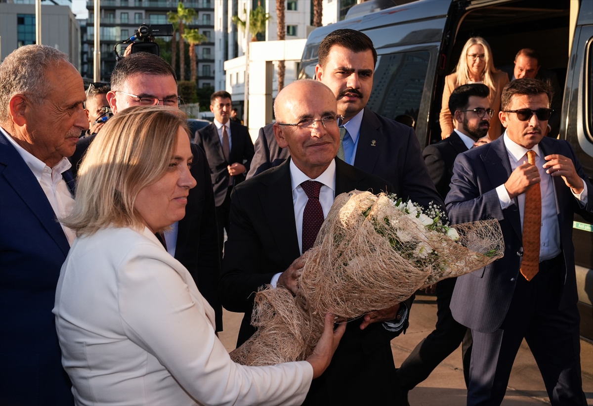 Hazine ve Maliye Bakanı Mehmet Şimşek İzmir'de ziyaretlerde bulundu