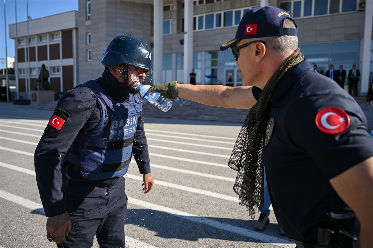 Savaş muhabirliği eğitiminde gazeteciler sahada karşılaşacakları koşullara hazırlandı