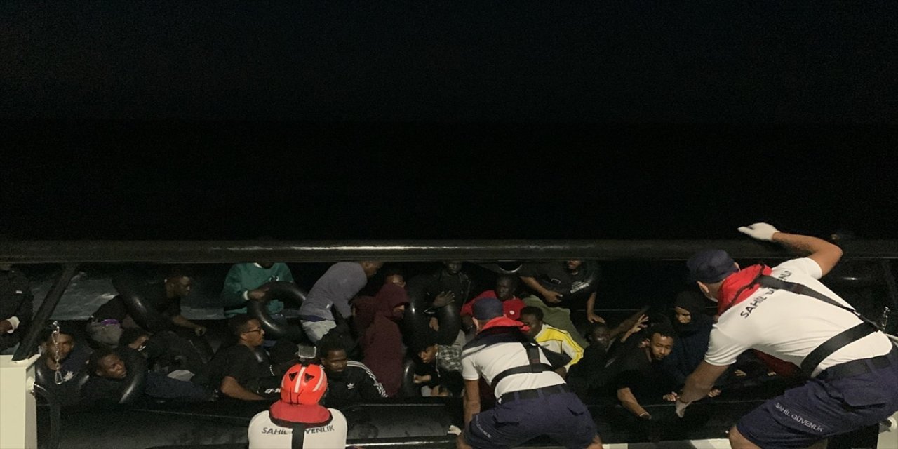 Çeşme açıklarında 75 düzensiz göçmen yakalandı, Seferihisar’da motor arızası yaşayan 38 göçmen kurtarıldı
