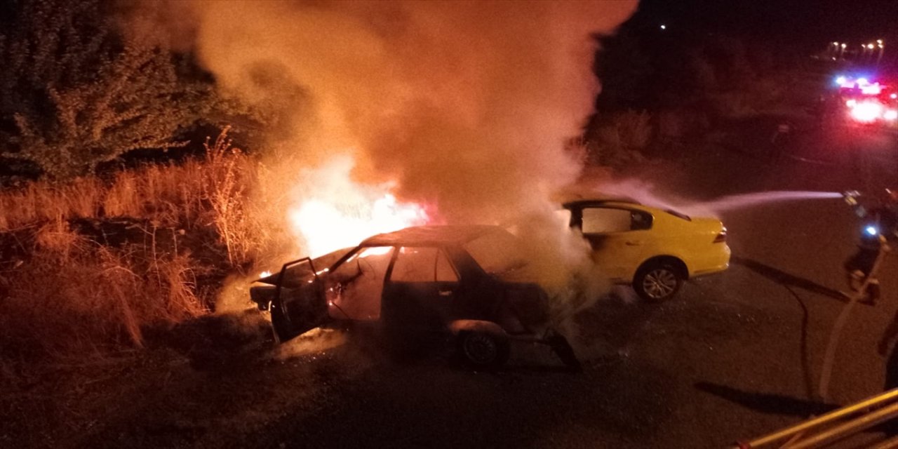 Nevşehir'de kavşakta çarpışan iki otomobil alev aldı: 2 sürücü yaralandı, araçlar kullanılamaz hale geldi