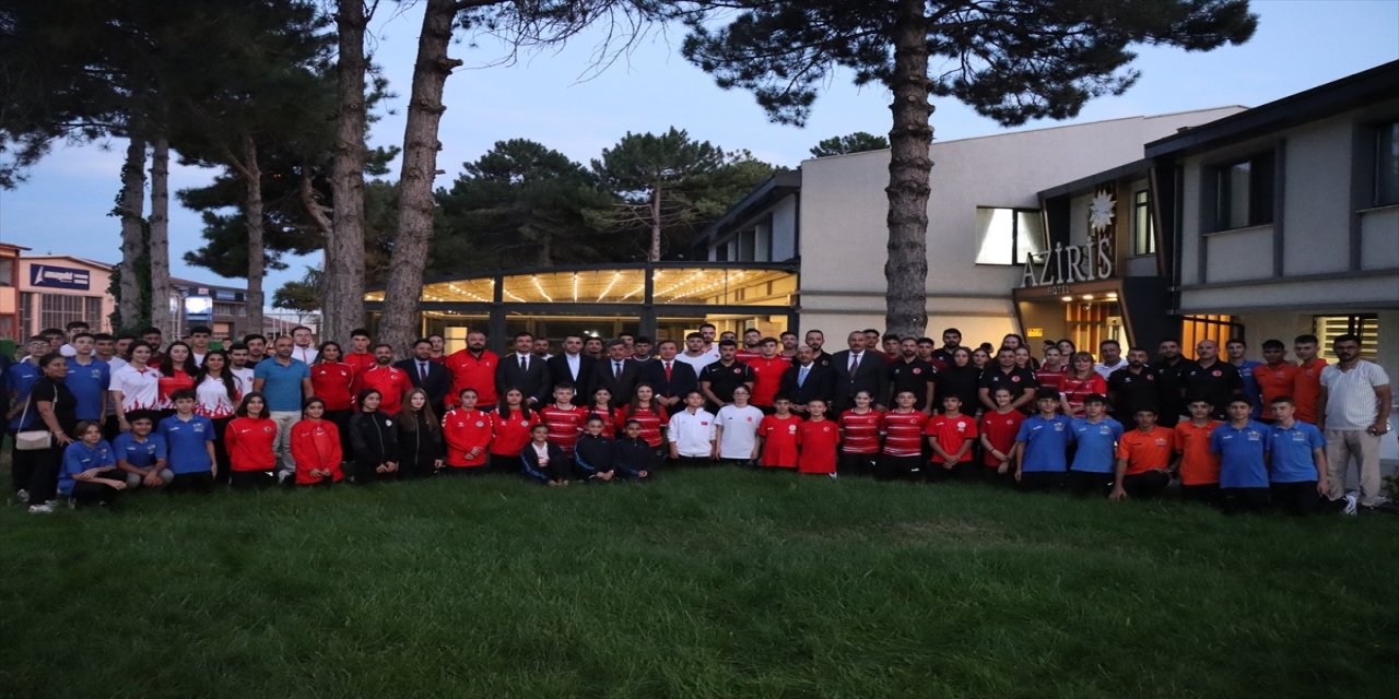 Erzincan Valisi Aydoğdu, ulusal ve uluslararası başarı kazanan 182 sporcuyla bir araya geldi, başarılarını kutladı