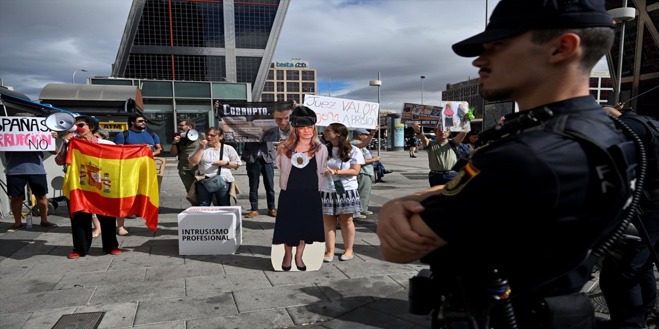 İspanya Başbakanının eşi Begona Gomez Fernandez, aşırı sağcı suçlamalar kapsamında Madrid’de mahkemeye çıktı