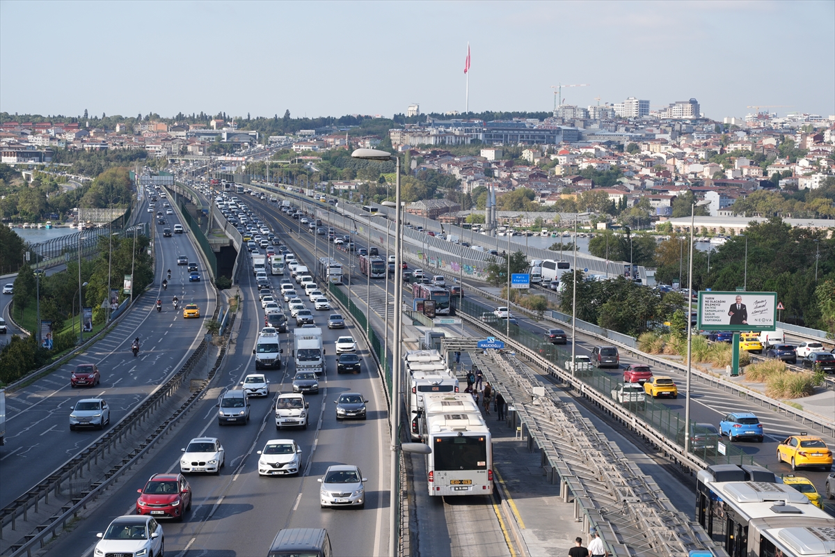 İstanbul'da haftanın dördüncü iş gününde trafik yoğunluğu yaşanıyor