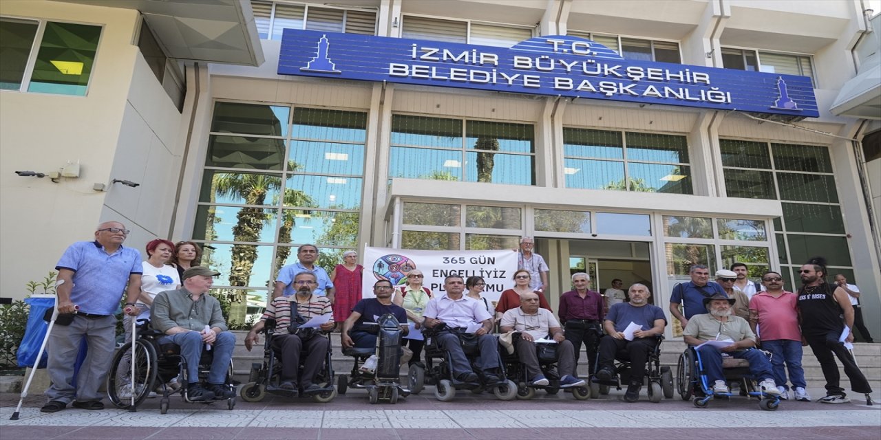 İzmir’de engelliler kesintisiz erişim için belediyeye dilekçe verdi: “Şehirde eşit yaşam hakkı istiyoruz”