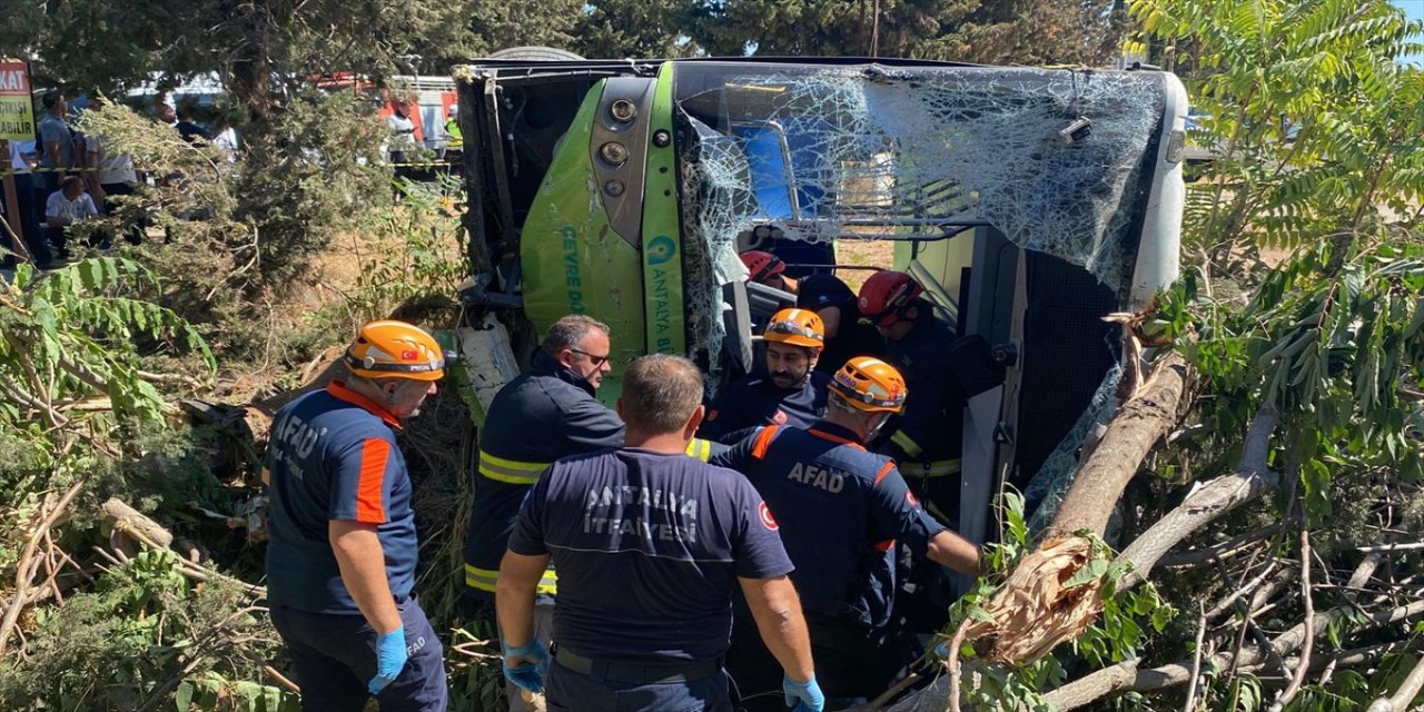 Antalya’da halk otobüsü ağaca çarpıp devrildi: Sürücü öldü, bir yolcu yaralı