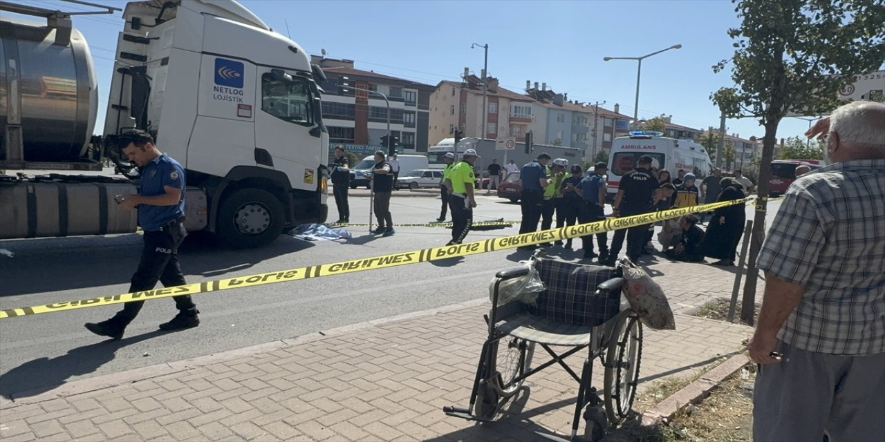 Konya'da tırın çarptığı kadın hayatını kaybetti, tekerlekli sandalyedeki engelli kızı yaralandı