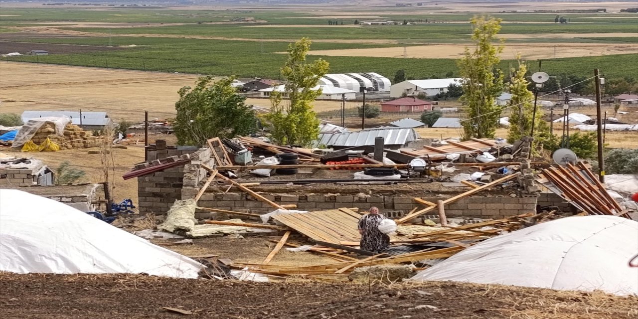 Ağrı’nın Fırtına Köye hasar verdi