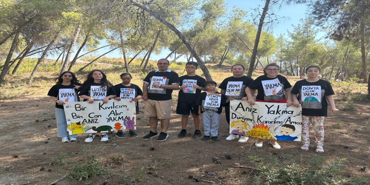 Adana’da özel gereksinimli çocuklar, yangınlara dikkat çekmek için ormanda su şişeleri yerleştirdi
