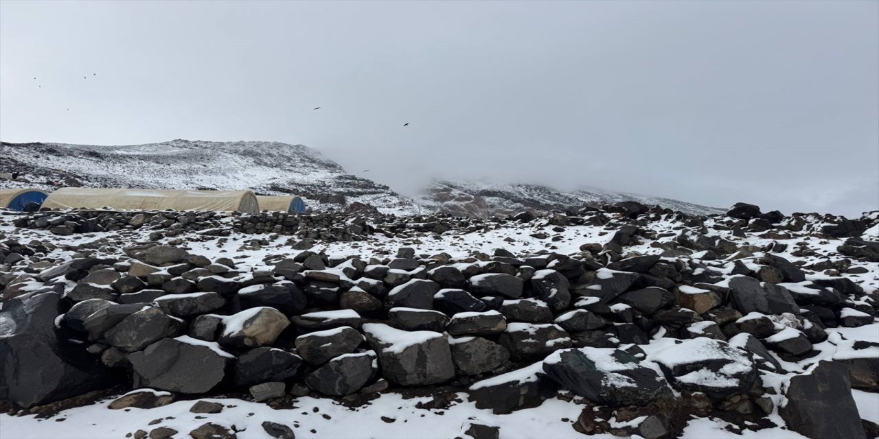 Ağrı Dağı’nın zirve kısımlarına kar yağdı, yüksek kesimlerde soğuk hava etkili oldu