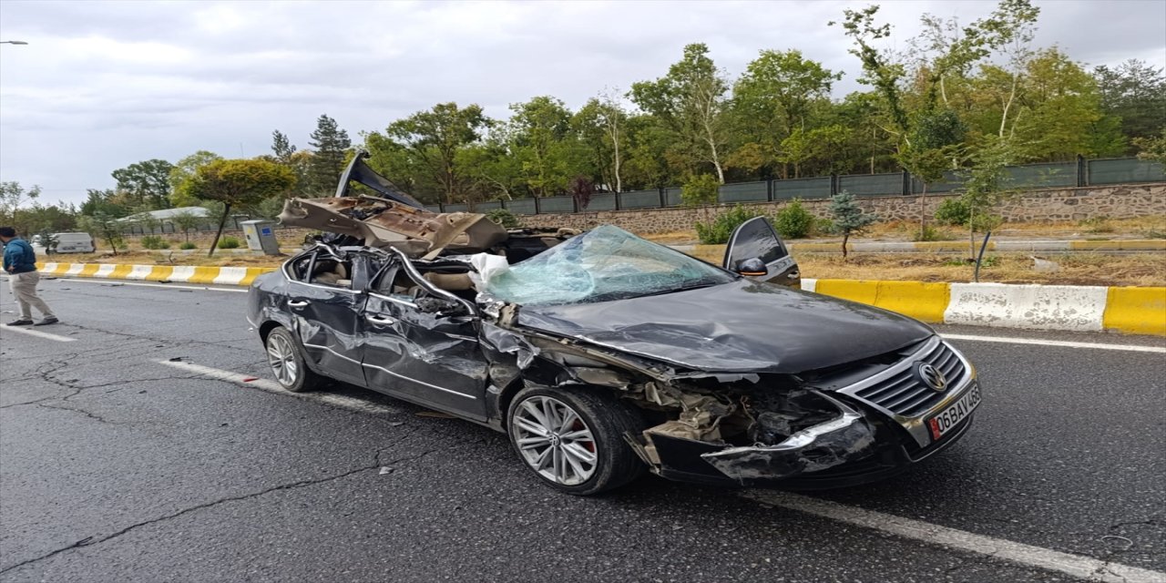 Ağrı Patnos’ta otomobil tıra arkadan çarptı